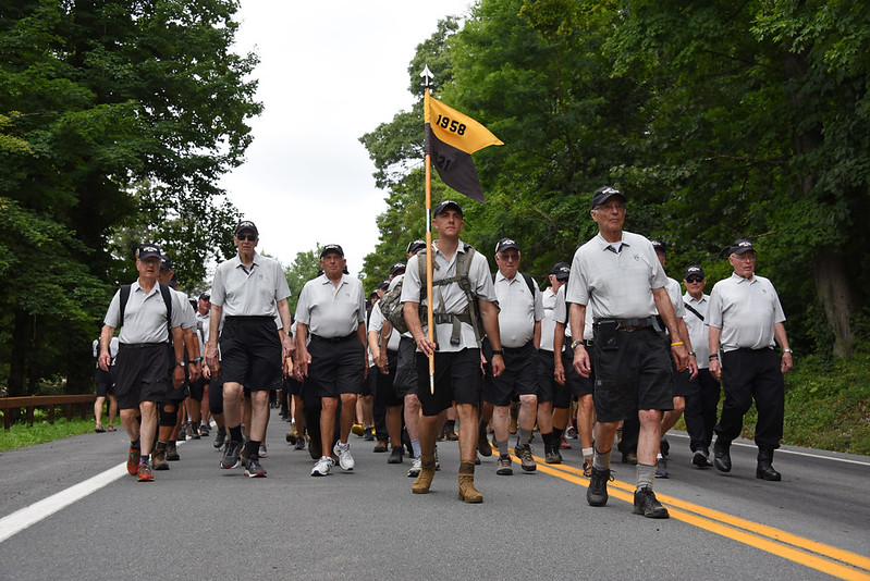 WPAOG's tweet image. On Aug. 9, the USMA Class of 2025 concluded their Cadet Basic Training with a 12-mile march from Lake Frederick to West Point. Over 250 #WestPoint grads joined the new cadets for their #MarchBack, including their 50-Year Affiliation Class of 1975. PHOTOS: flic.kr/s/aHsmWogLFN