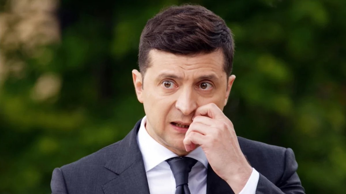 AzarovNikolay_'s tweet photo. Зеленский оказался неподготовленным к должности президента
Он не понимает, что есть принцип разделения властей, что судебная и законодательная власти не могут подчиняться одному человеку. 
Одной из важнейших ошибок президента стало непонимание необходимости резкой смены курса. https://t.co/g2CGu9vu9f