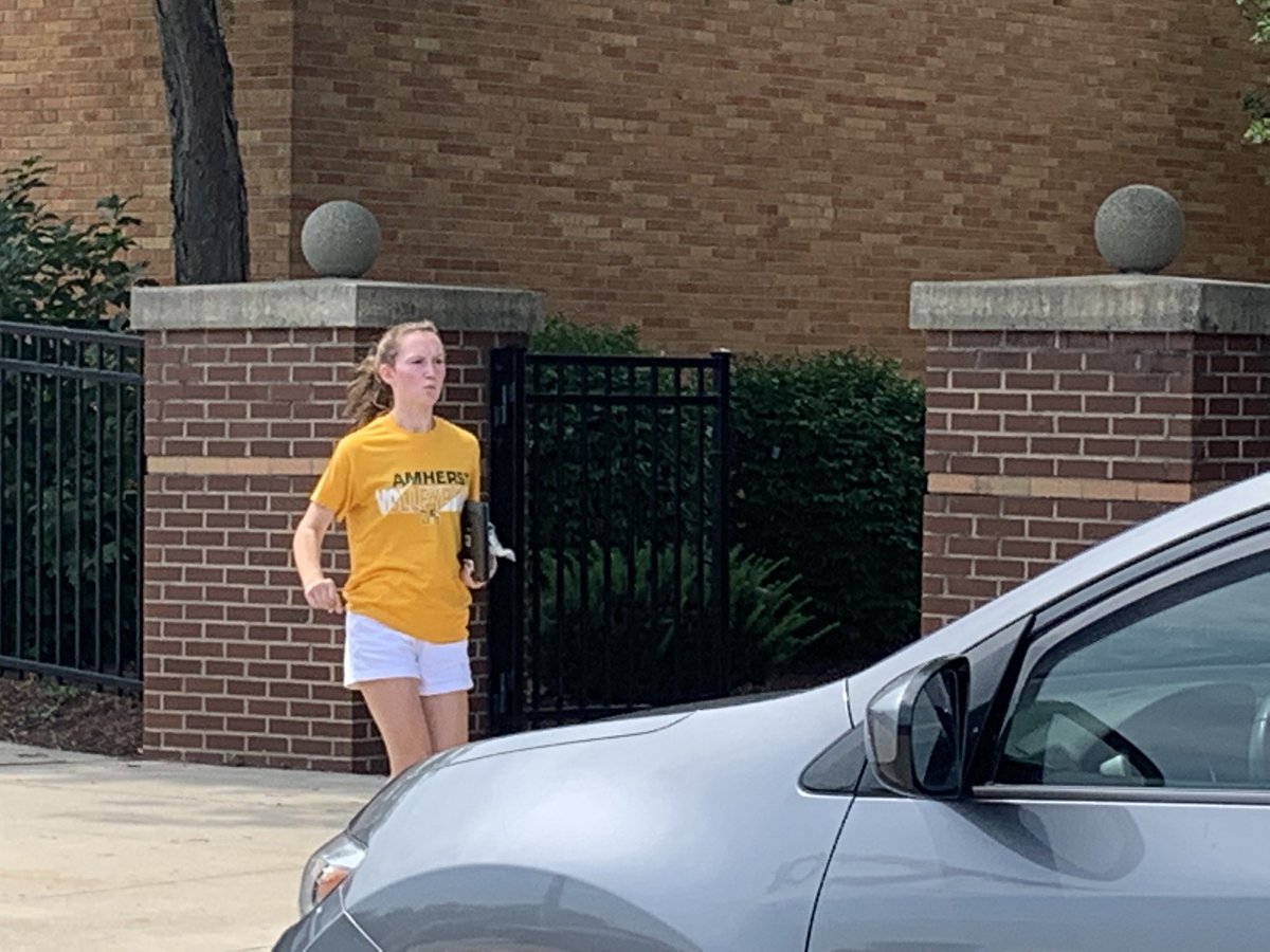 SteelePrincipal's tweet photo. Varsity @ladycometsvball has a scrimmage tonight and still found time to assist with Chromebook distribution. 
#TheseLadiesRock 
#CometPride https://t.co/855uWOkFNy