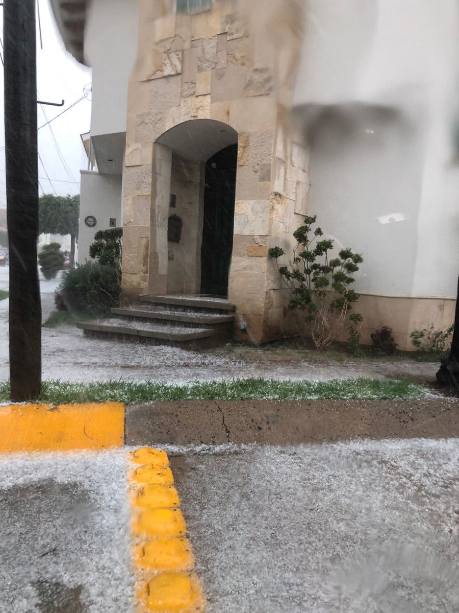 Andre_canchola's tweet photo. Así la tormenta con granizo en #leonguanajuato   esta tarde.
Dejando calles pintadas de blanco. https://t.co/Sd1q8zadnJ