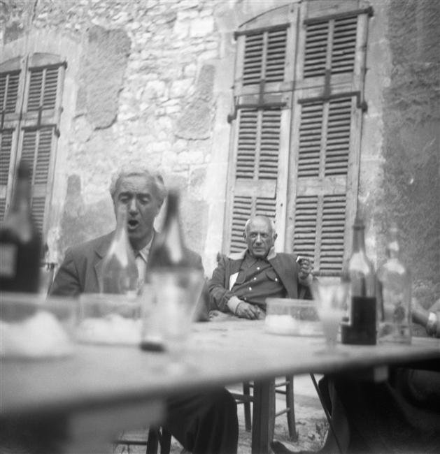 VictorFdez_'s tweet photo. Para cerrar el día una foto que me parece hermosa. Es 1950. Picasso ha invitado a su amigo, el también pintor Manuel Ángeles, a Nimes. En un momento, tras la comida, Ortiz -nacido en Jaén y formado en Granada- canta las coplas andaluzas que tanto le gustan a su amigo malagueño. https://t.co/5oiHKGewYT