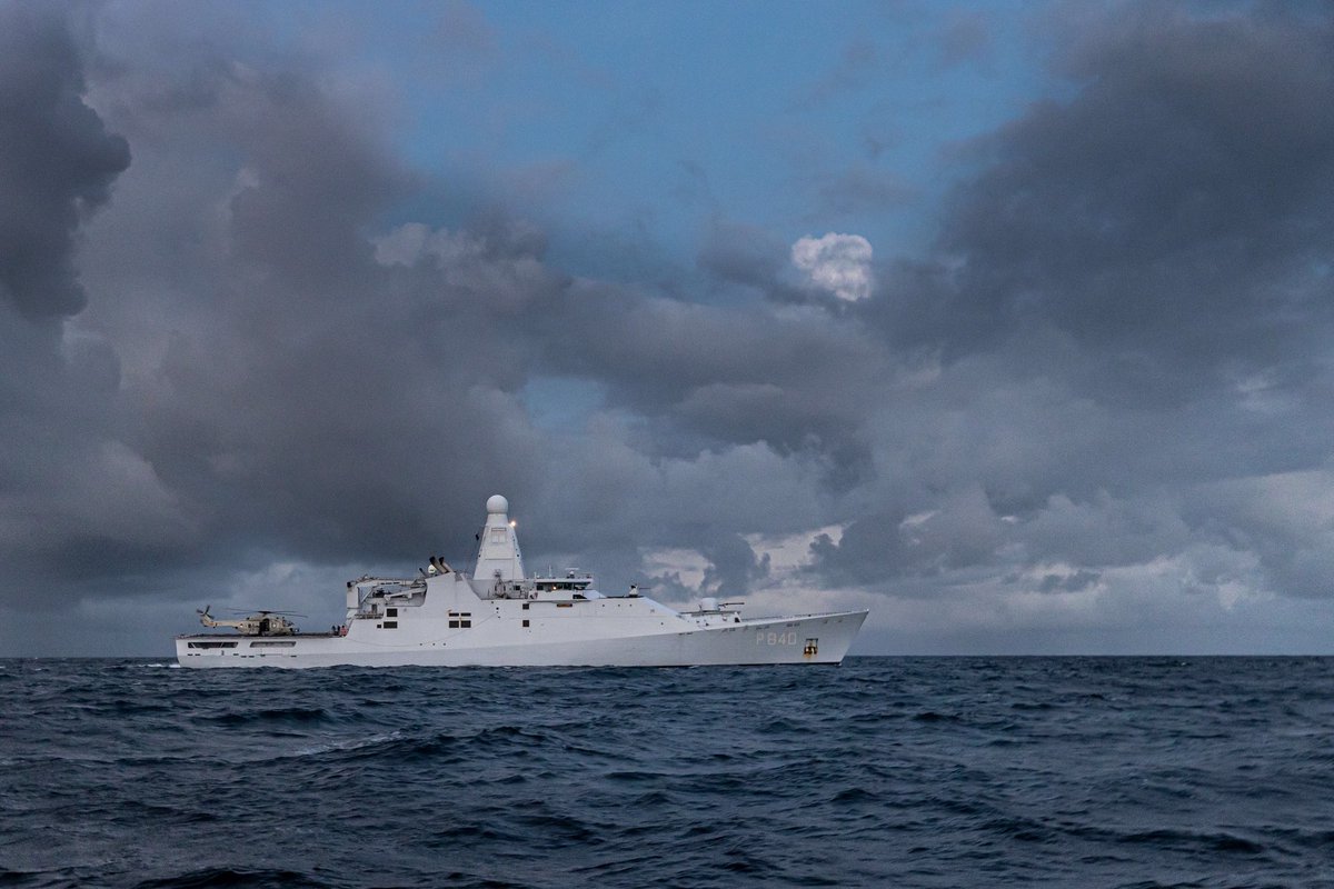 Het marineschip Zr.Ms. Holland heeft gisteren samen met eenheden van de Kustwacht 1325 kilo drugs in beslag genomen. Smokkelaars vervoerden de verdovende middelen in een speedboot ten zuiden van Curaçao. Er zijn 12 personen aangehouden. defensie.nl/actueel/nieuws…
