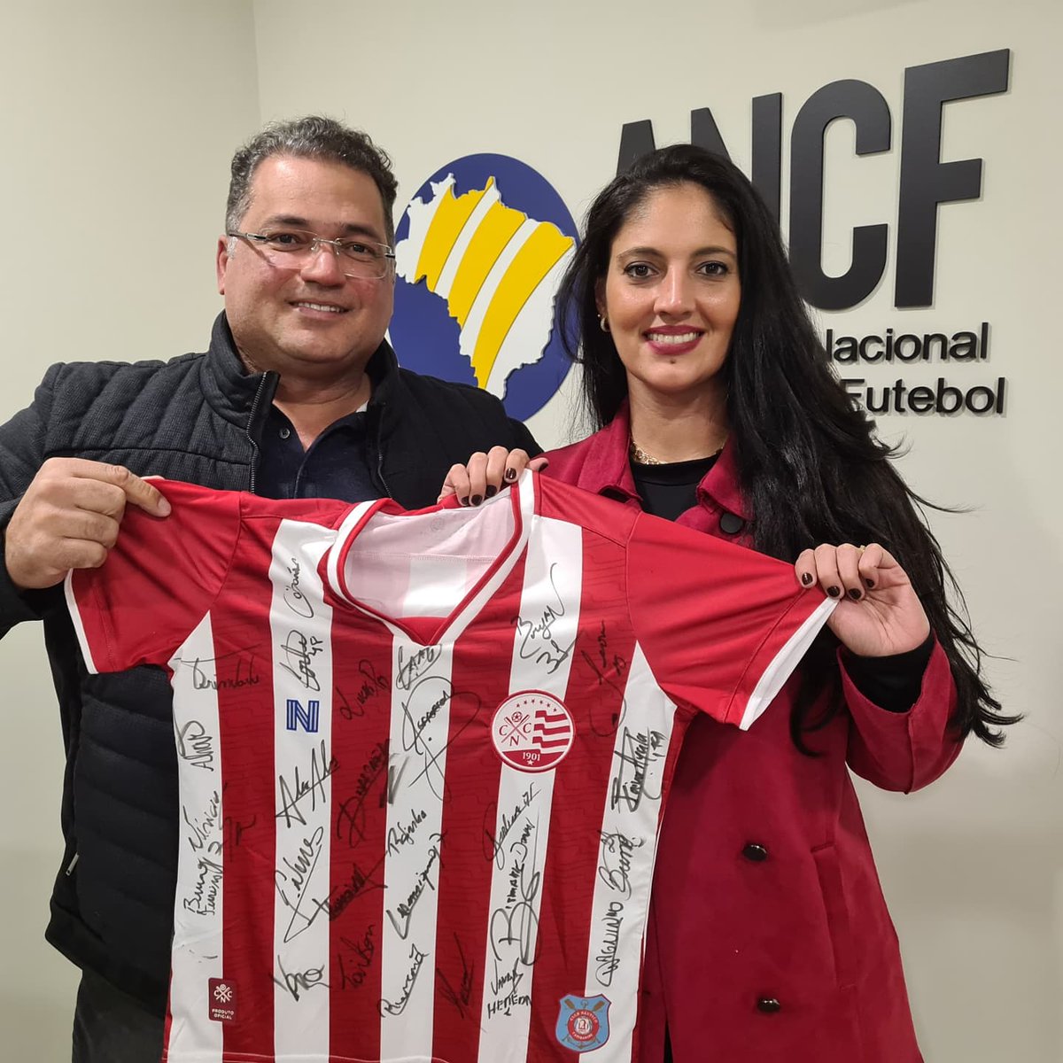 AlinePeitl's tweet photo. Hoje foi dia de trabalhar na cia do VP da ANCF, Edno Melo (presidente do Náutico) e ainda ganhar a belíssima camisa no @nauticope !!!
⚽️❤🤩
#ancf #nautico https://t.co/sLscbcA1lA