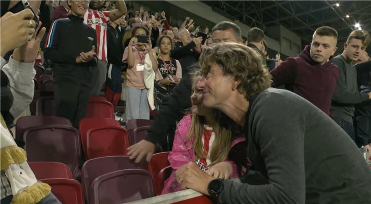 موقع بطولات/فيديو | مدرب برينتفورد يحتفل مع الجماهير بعد ...