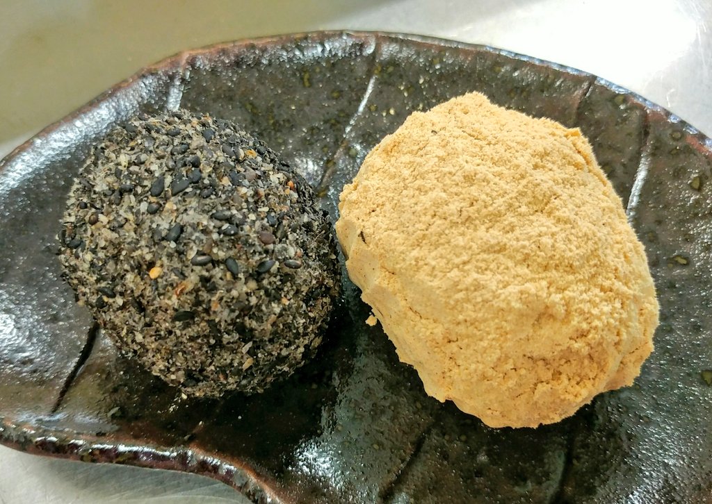 今日はおはぎ沢山作るぞ〜

つぶあんやこしあんのおはぎも美味しいけれど、きなこやゴマもまた美味しい💕
真ん中にはこしあんをたっぷりいれて… 