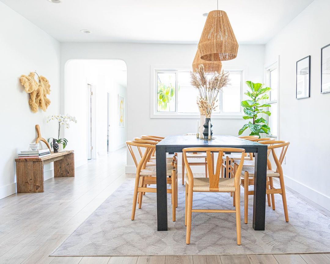 Warm touches make brightly lit spaces inviting. This light and airy setting keeps things uncluttered but engaging enough with timber and wicker features.
.
.
.
#diningroomdecor #diningroom #diningroomtable #diningroomlighting #pendantlights #diningchairs 
Image via @homeslicehome