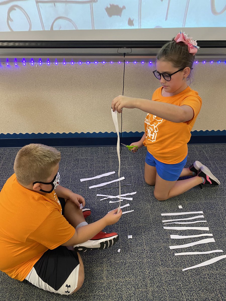 LaceyRob26's tweet photo. Teamwork to build the longest paper chain out of one piece of paper. What does a team look like? What does a team sound like? #FCEhse #FCEfish https://t.co/y38H90NeJJ