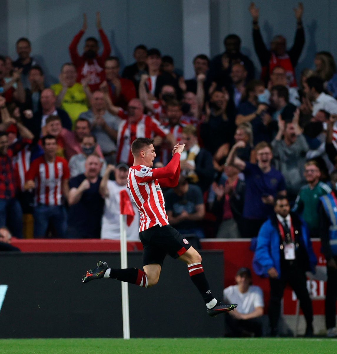 sergicanos's tweet photo. WE ARE @BrentfordFC ❤ !!!!!!!!!! https://t.co/RZNKz03LVo