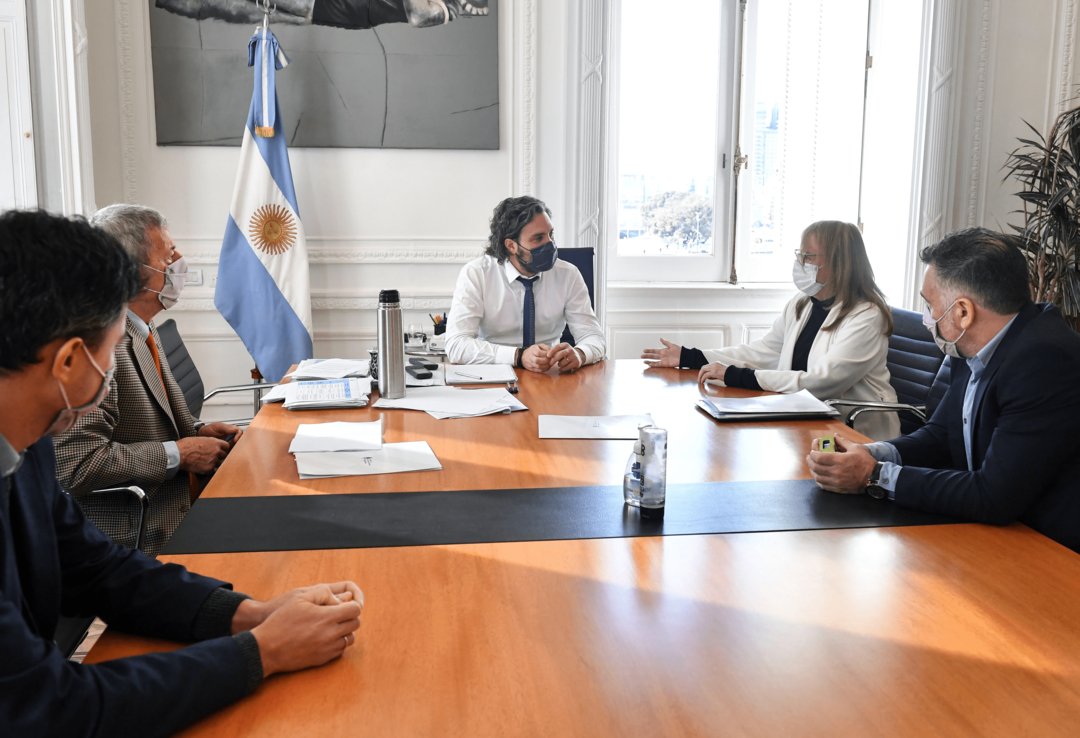 ARSATSA's tweet photo. Ampliaremos la conectividad en #SantaCruz. En el marco del #PlanConectar, nuestro presidente, Pablo Tognetti, firmó un convenio para sumar 1.357 kilómetros de fibra óptica en la provincia. 
Más info en:  https://t.co/bGIY9Gm1f1 https://t.co/pfdc6FmMD5