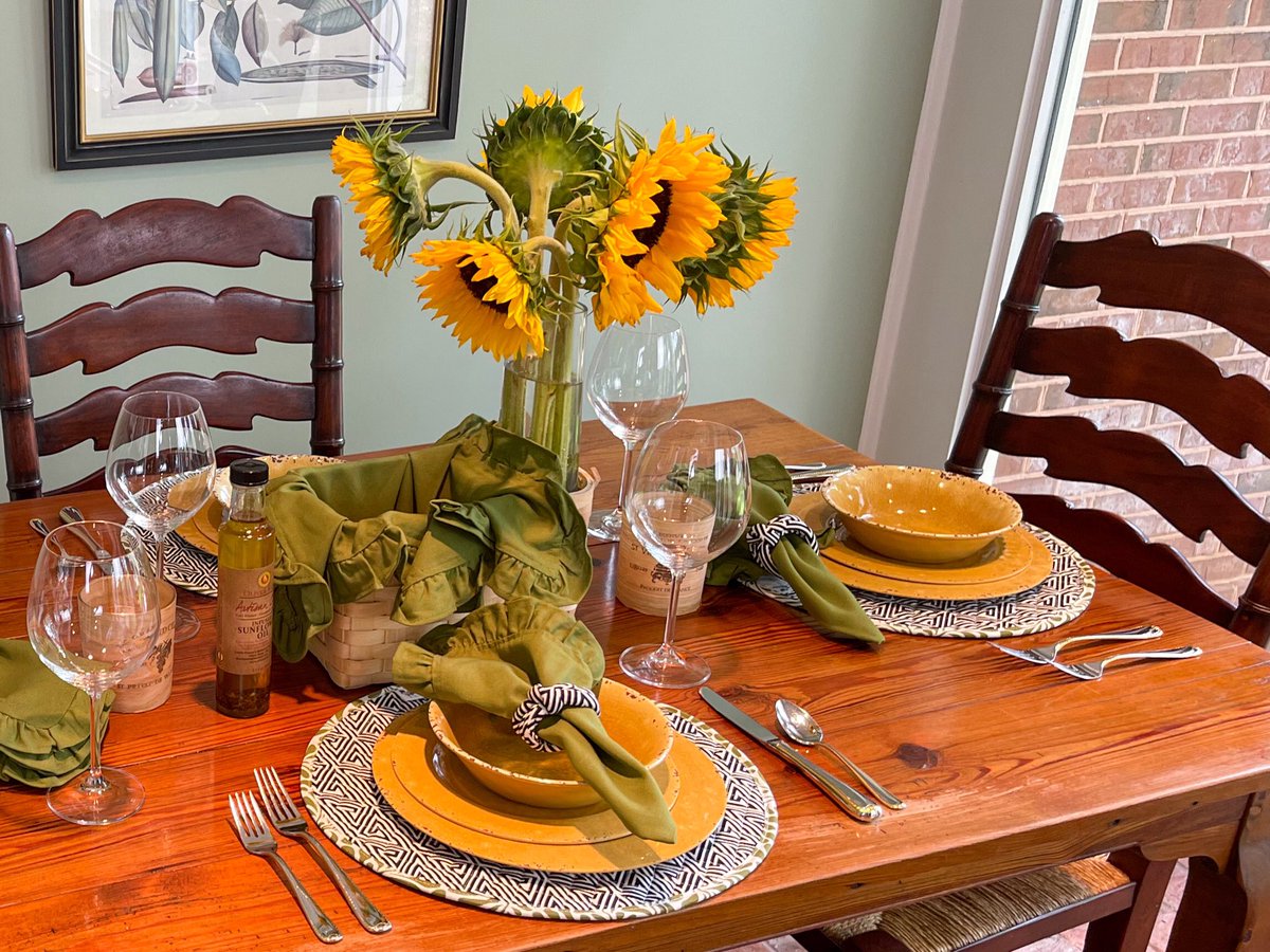 Sunflower inspired tabletop with Hen House Linens! Who else loves this!🙋‍♀️