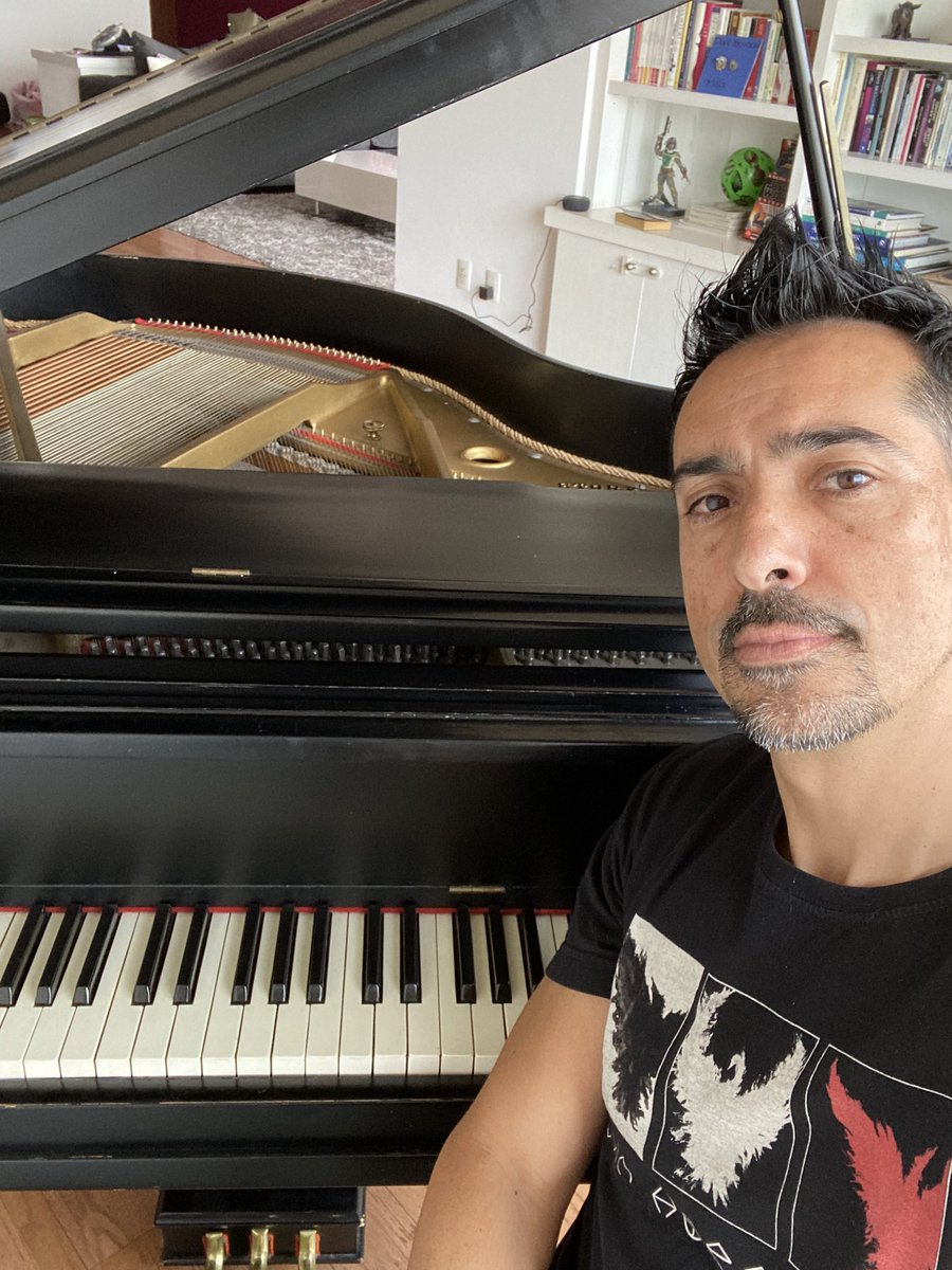 AlfonsoPichardo's tweet photo. Mi viejo piano 😔 https://t.co/ywxgp2bGlz