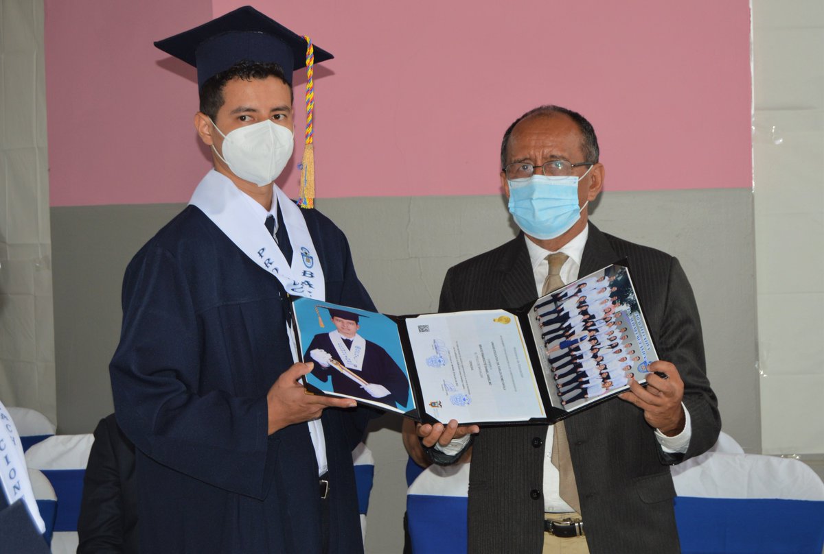 EducacionZ4_Ec's tweet photo. 39 estudiantes de la Unidad Educativa Dr. Carlos Romo de #FlavioAlfaro, se graduaron como Bachilleres a través de la Campaña #TodosABC. Se realizó una ceremonia con alumnos, docentes, padres de familia y autoridades del Ministerio de @Educacion_Ec. 
#EncontrémonosPorLaEducación https://t.co/LCe12cyiCE