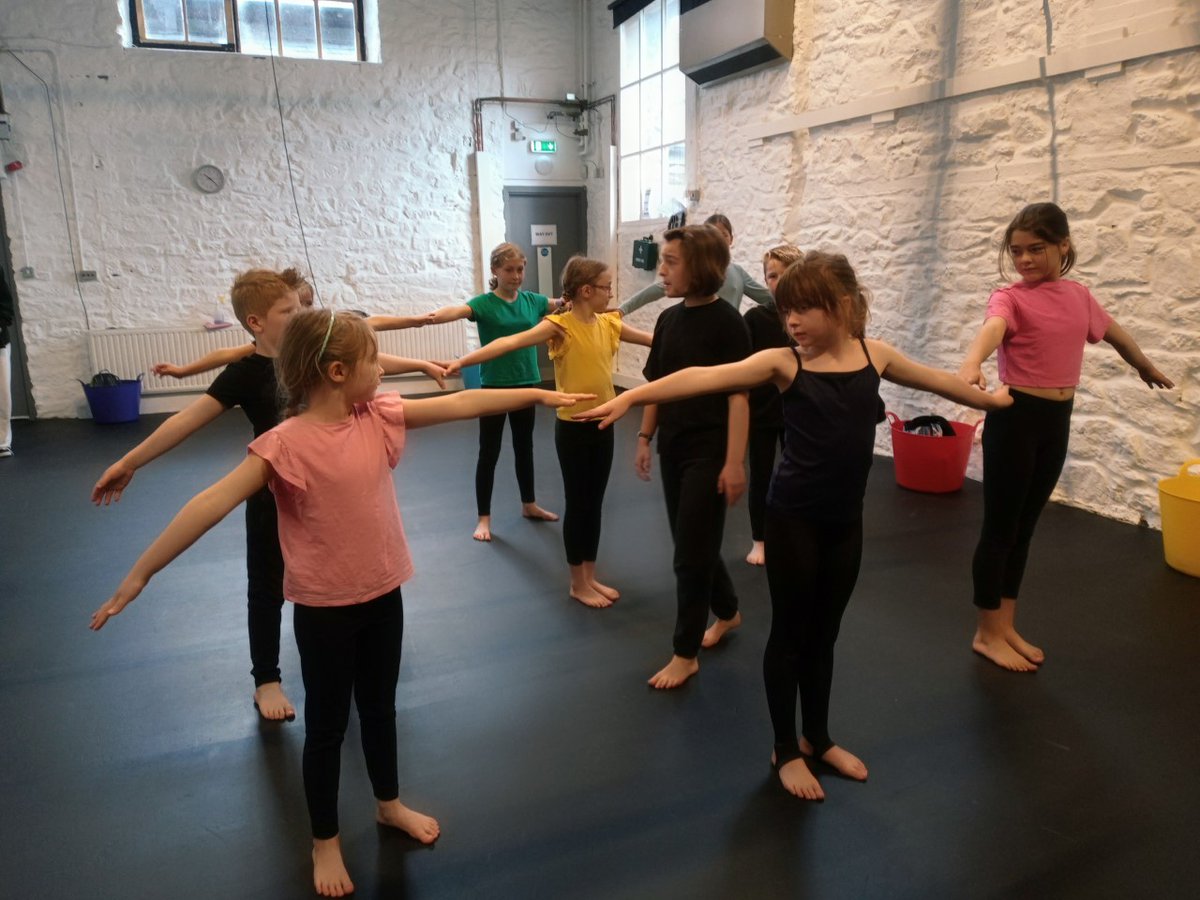 That's a wrap!🎬

Arts Unleashed Creative Summer Camp has been jam-packed with dance,  drama, music and more. Well done to our students for completing an @ArtsAward and for today's show!

New classes coming soon...🎭

#BreweryArtsLearning @filmonbrain @_emilymoves @jackvwmcneill