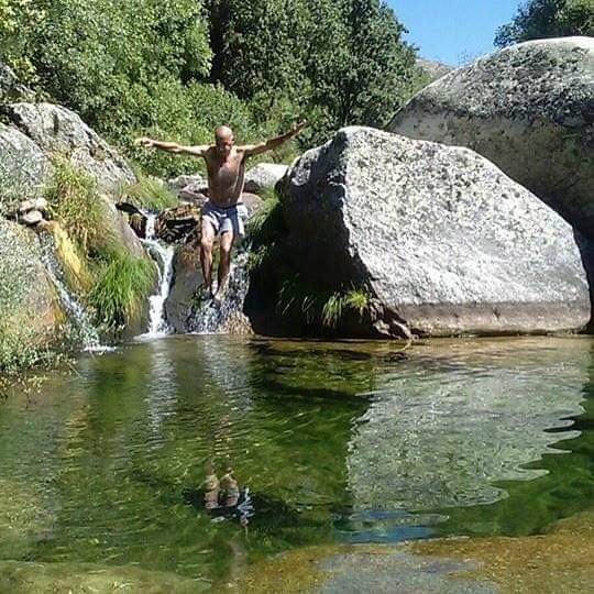 Me llamo Agua soy de Extremadura en Verano soy la Reina, estoy muy buena y fresquita pruebame, disfrutame, por que soy Piscina Natural me encontrarás en el Paraíso  Natural que tu Eligas en la region, nunca  olvidaras, ni vivirás  tantas emociones y sensaciones, Ven a comprobarlo