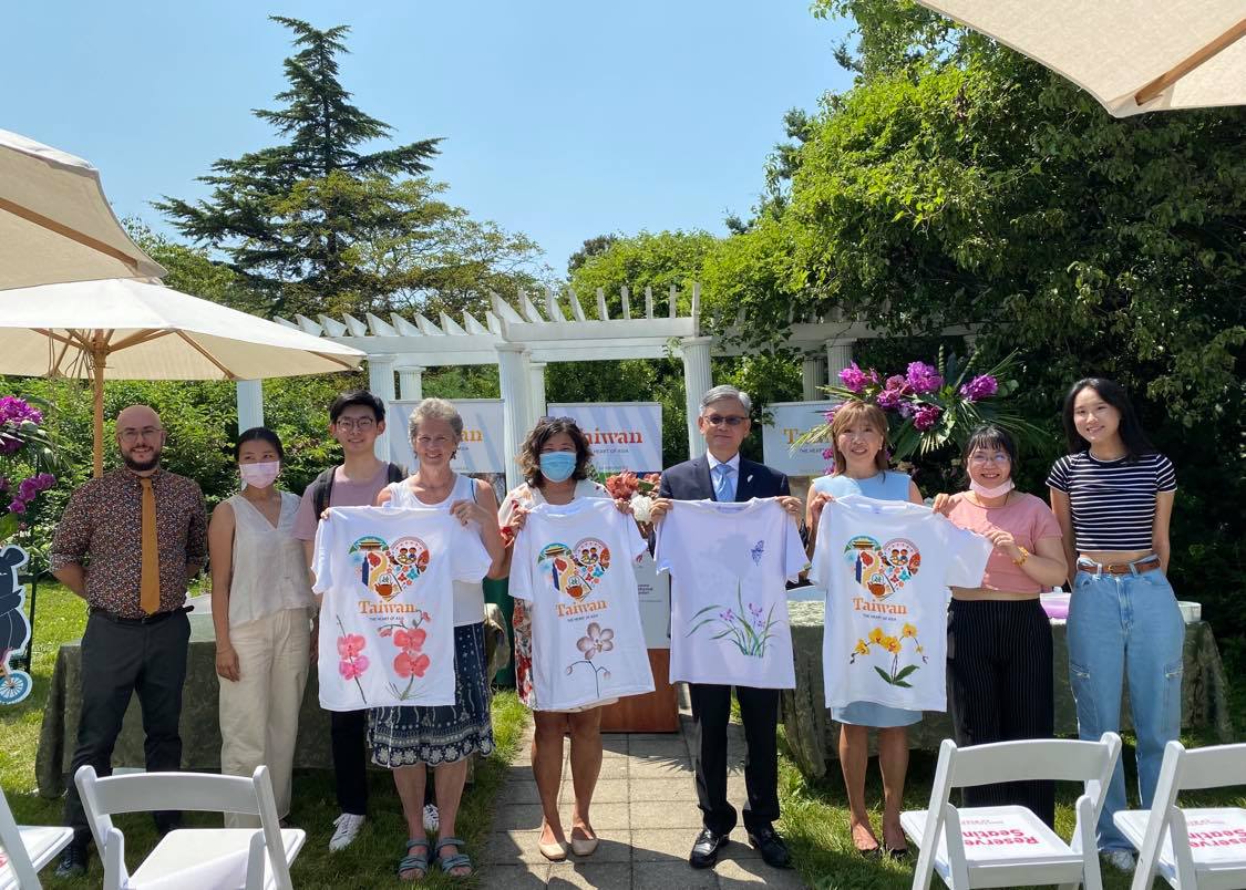 TaiwanInNewYork's tweet photo. #Taiwan is acclaimed as the Orchid Kingdom and we are thrilled to bring this stunningly beautiful flower to #NYC along with @queensbotanicl just as the city comes back to life. Thank you to all our friends for joining the exhibit opening yesterday! https://t.co/oIdcV3G7wm https://t.co/1l5rdtTezj