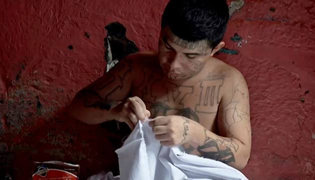 beto_248's tweet photo. IMPERDONABLE (2020) 
"Yo pienso que matar a una persona es malo, pero no tan difícil. Pero amar a otro hombre es algo fuera de lo natural"
Disponible gratis hasta el 15 de Agosto en @filminlatino 🎬👌 *Abro hilo* 
@marlenvinayo @_elfaro_ https://t.co/K5SEt8JpAy