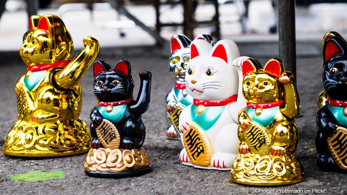 JapanCons_NY's tweet photo. #Fridaythe13th means misfortune, so we want to share good luck!
#ManekiNeko is a figurine used to bring its owners good luck. It depicts a cat raising its paw in a Japanese beckoning gesture, calling good luck into homes and businesses. Everyone benefits from this #luckycat! 🇯🇵🐱 https://t.co/LOMocpnP9r