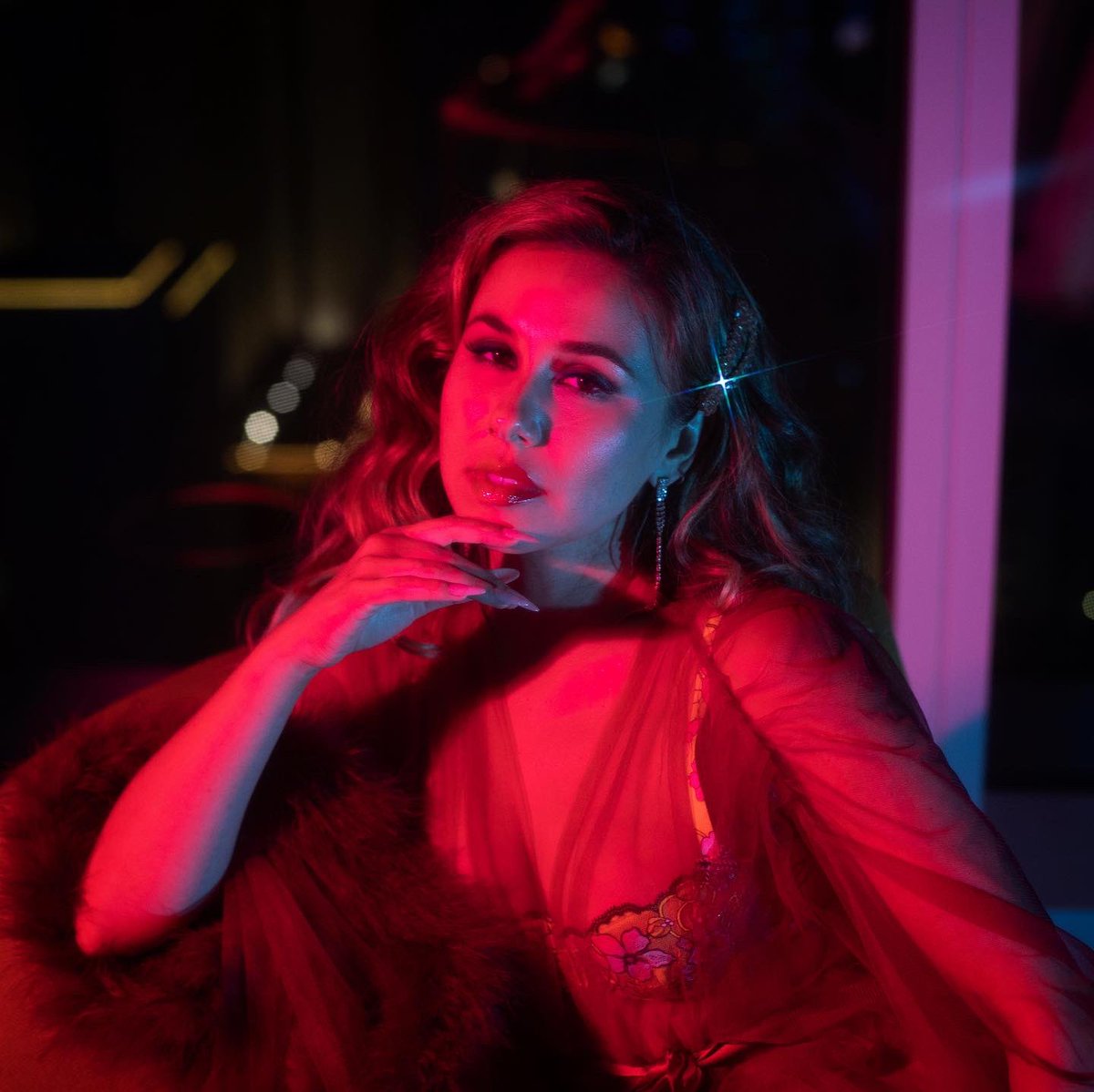 HaleyReinhart's tweet photo. It’s Friday the 13th and I’m feelin' lucky so here it goes… The title of my next single is, Roll The Dice!!! 🎲 🎲Releasing 8/27. Pre-save it NOW: https://t.co/EPagrGOvkT

 #linkinbio #RollTheDice #RTD #newmusicfriday #newsinglealert https://t.co/A79C18nT7P