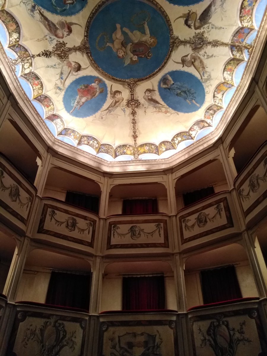 CucchiRiccardo's tweet photo. Il teatro più piccolo del mondo: 99 posti. Ce ne sono altri in Italia. Ma questo, realizzato nel 700 ha una particolarità: è interamente in legno. Incantevole. Magica #Umbria. #MontecastellodiVibio #Buonaserata https://t.co/elW9S7PxVZ