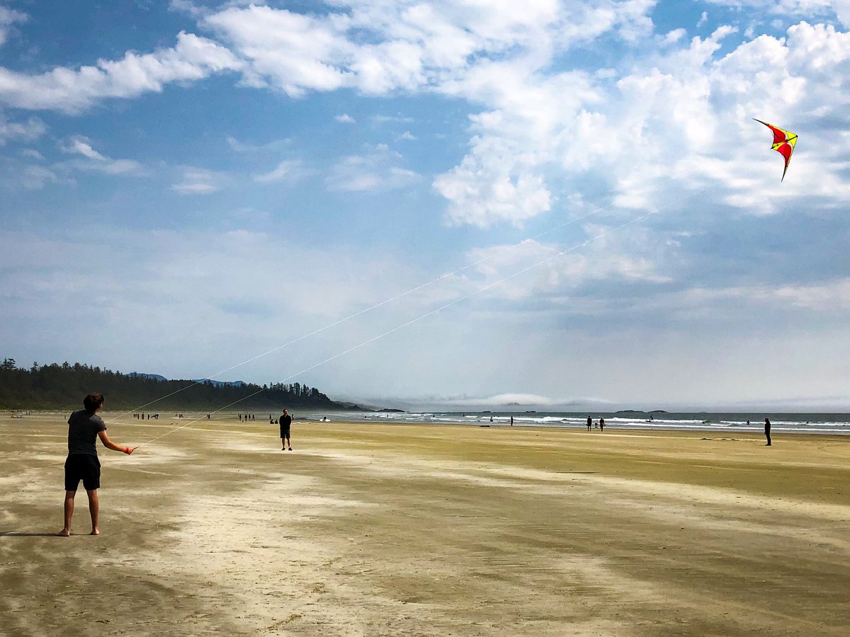 What could be better than flying a kite 🪁 on #LongBeach in #Tofino? #explorebc #canada #VancouverIsland