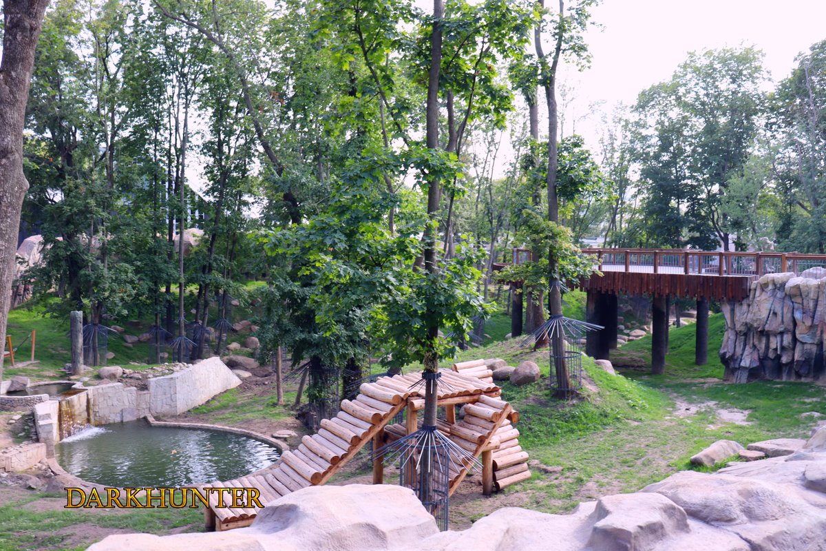 DARKHUNTERUA's tweet image. Броньовані скла, що відокремлюють хижаків від людей і максимум відкритого простору. Наразі будівельники в три зміни працюють над тим, що б закінчити приготування до відкриття найстарішого в Україні Харківського зоопарку. #DARKHUNTER