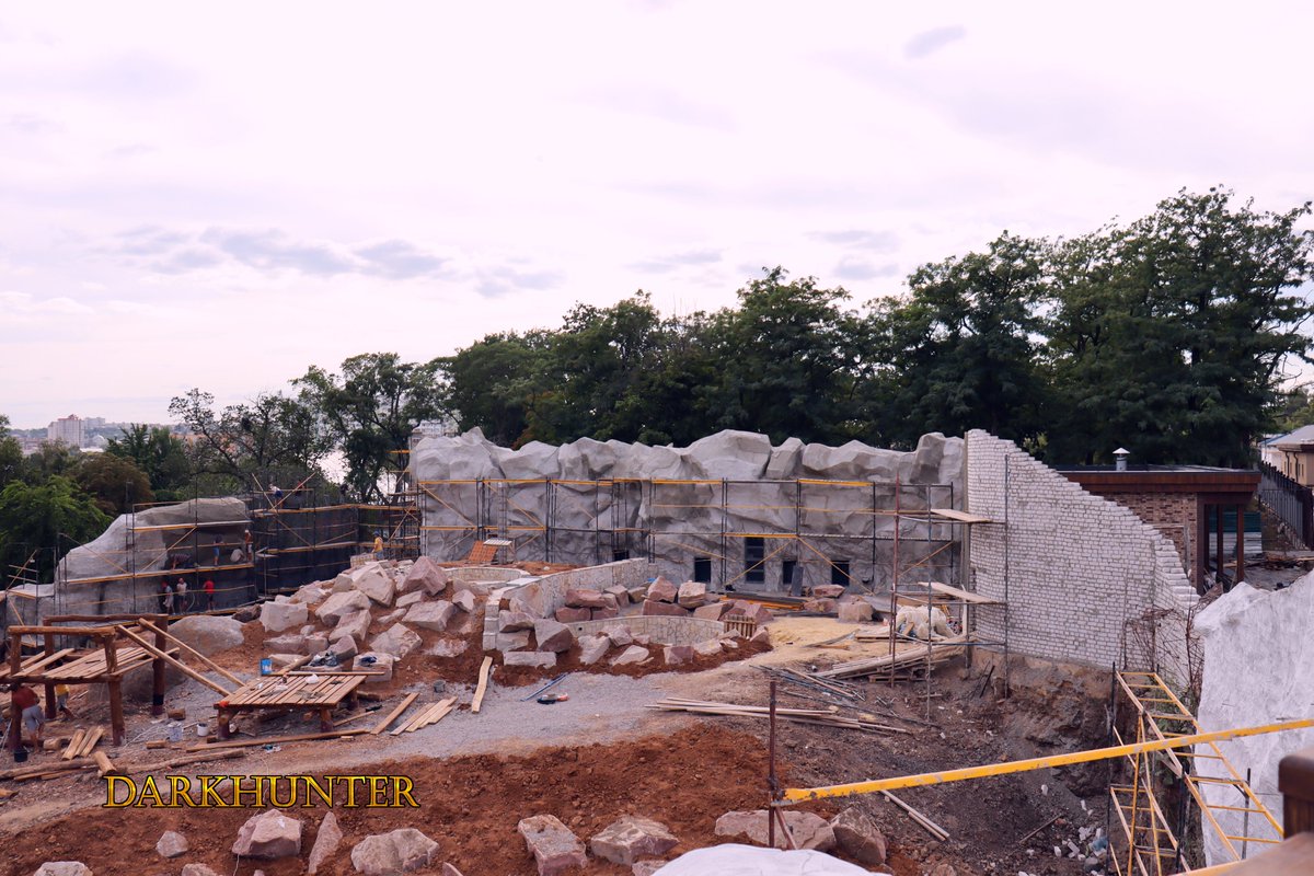 DARKHUNTERUA's tweet image. Броньовані скла, що відокремлюють хижаків від людей і максимум відкритого простору. Наразі будівельники в три зміни працюють над тим, що б закінчити приготування до відкриття найстарішого в Україні Харківського зоопарку. #DARKHUNTER