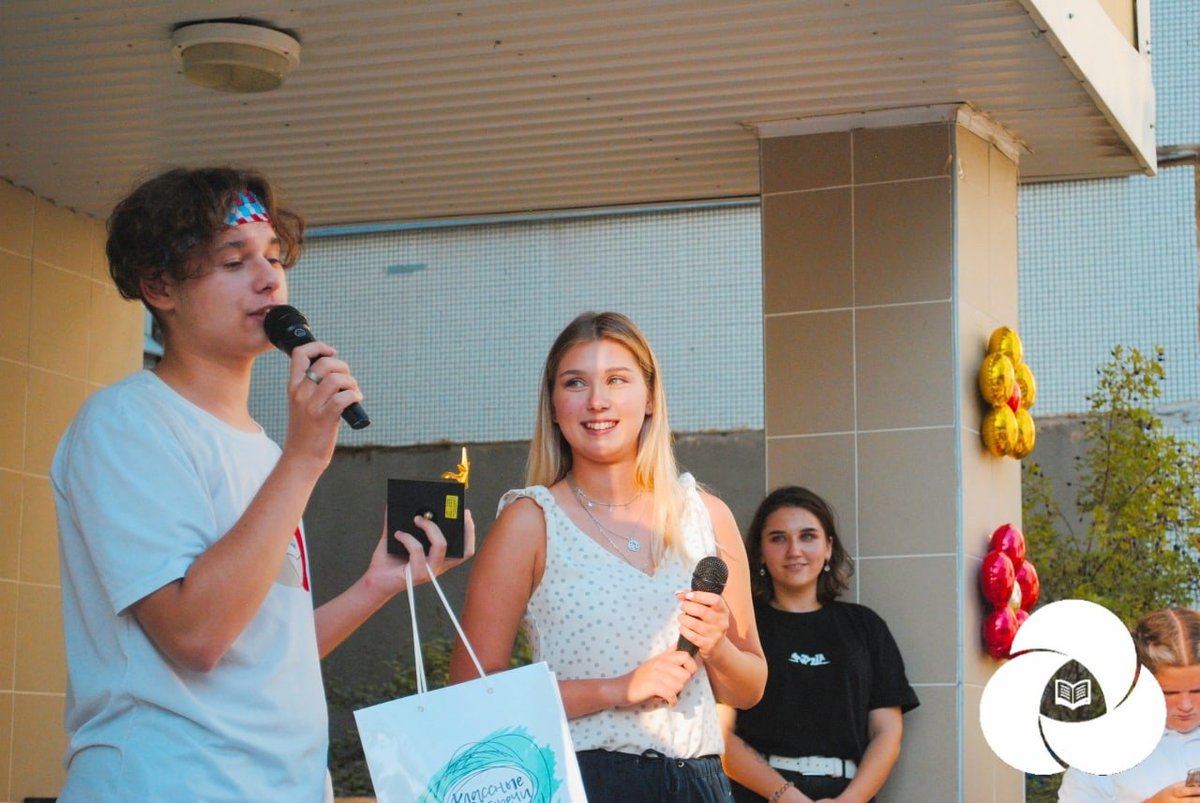 Марафон мероприятий "Герой нашего двора" продолжается!

10 августа активисты #РДШТО "отжигали" в школе №43.

Человек, который получил статуэтку героя и мерч РДШ стал - Руслан Кудяев, лидер 43 школы. 

На празднике также присутствовала Ирина Долгополова, активист акции #МыВместе