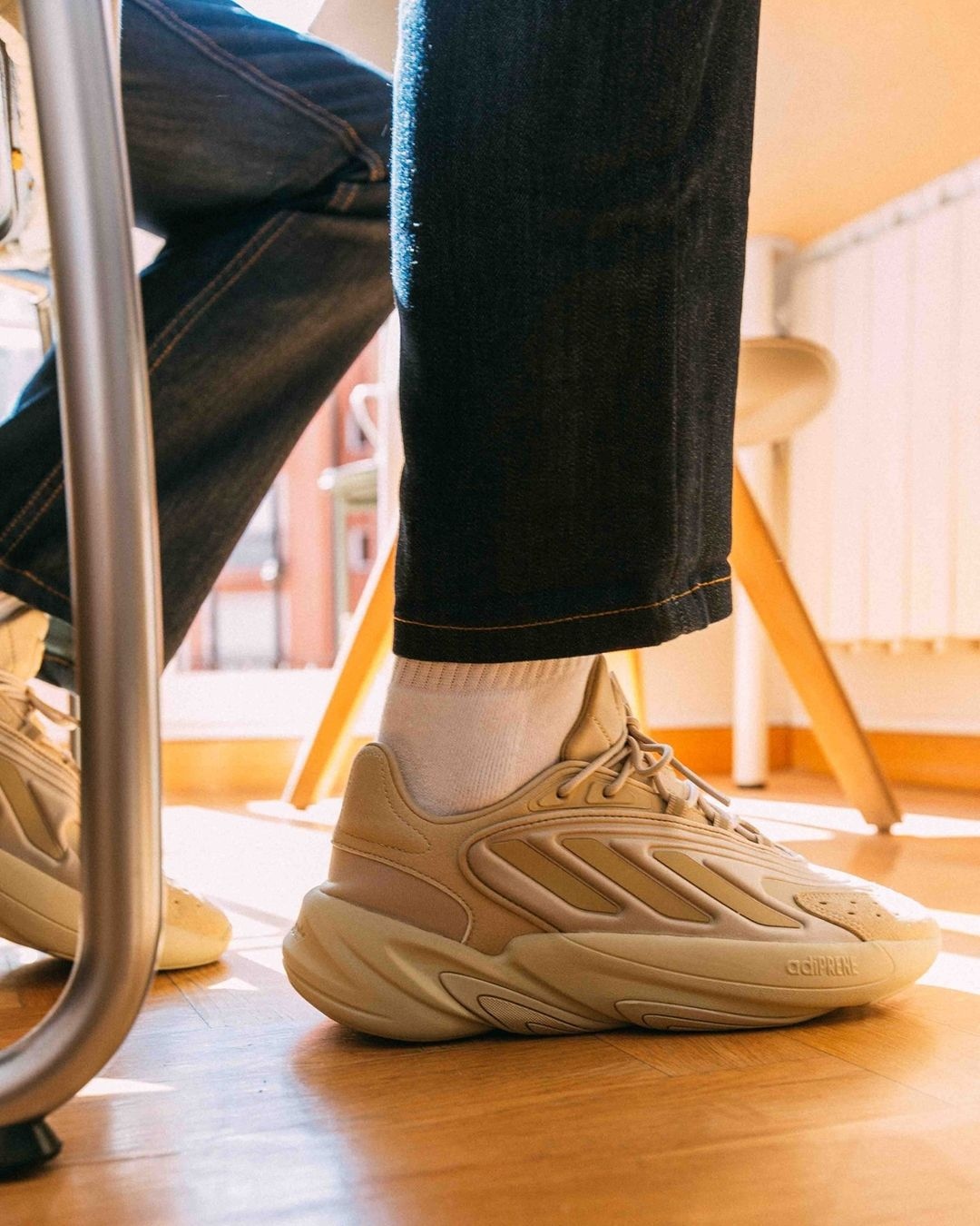 Adidas Ozelio белые женские на ноге