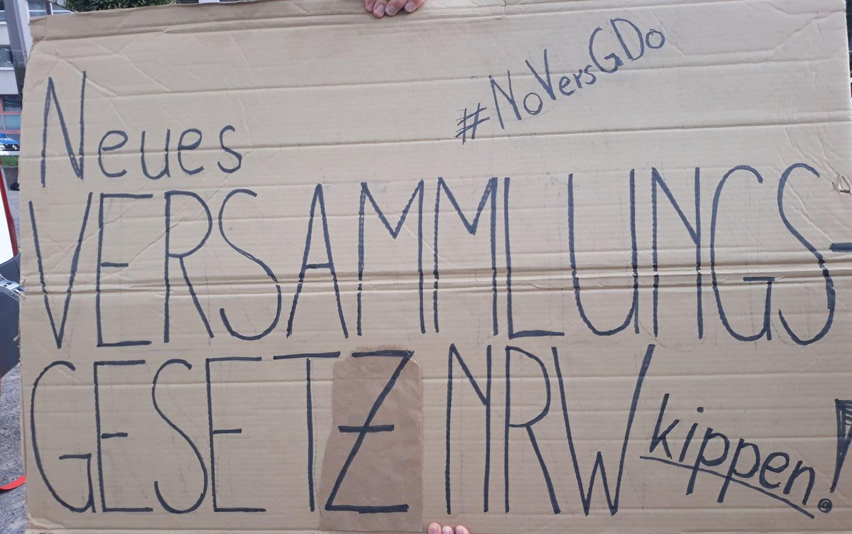 meanstreets_do's tweet photo. 2001 Die Demo ist am Parteibüro der @cdudo angekommen. Die CDU hat den Entwurf für das #NoVersGNRW als Teil der schwarz-gelben Landesregierung mitzuverantworten. Nehmt den Dreck zurück! #NoVersGNRW #VersGNRWstoppen #do1308 https://t.co/uYZl3CZK9Q