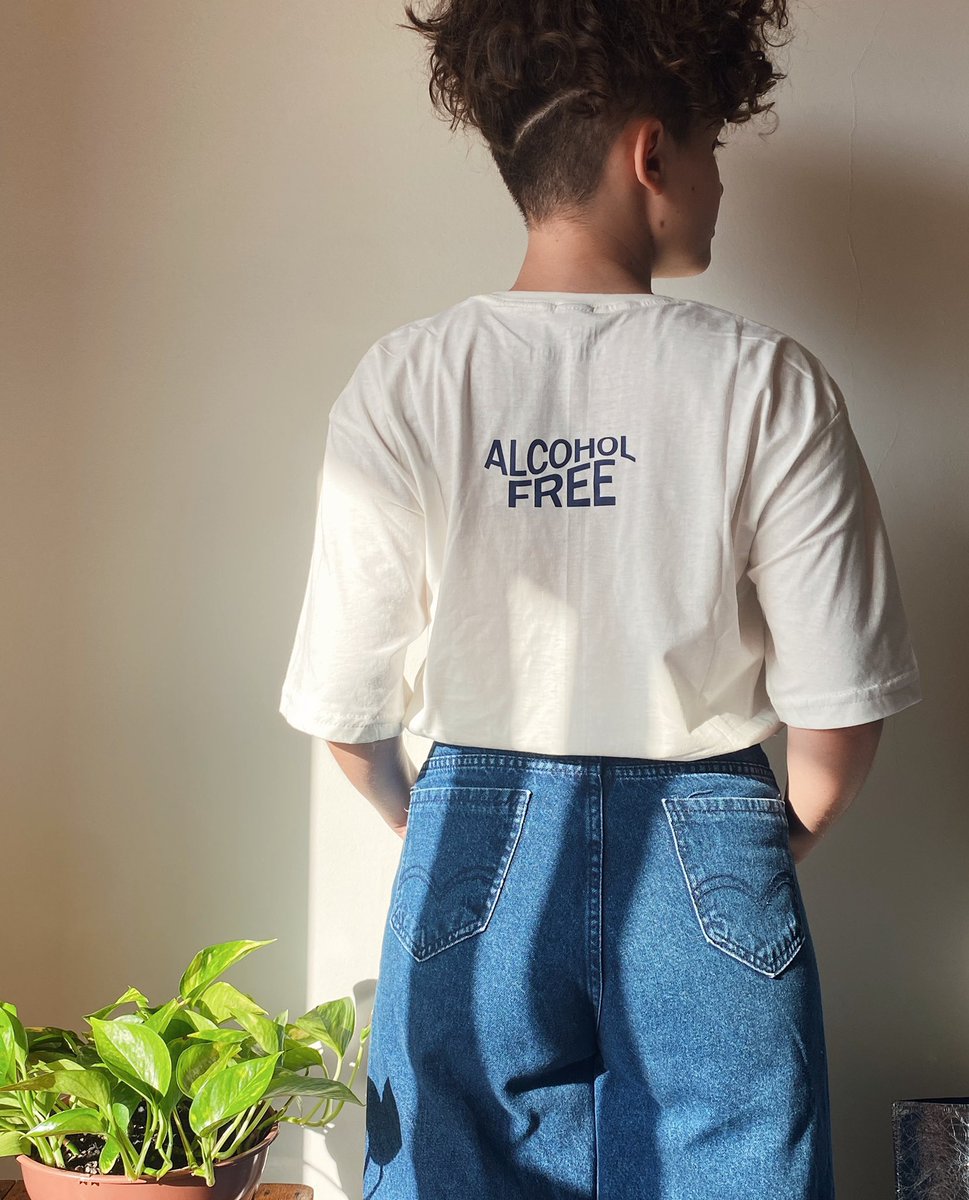 bluewhaliens's tweet image. Chamando todos os ONCES!🍹Nossa camiseta inspirada em Alcohol Free tá a coisa mais delicada do planeta e vai estar disponível pra compra a partir de segunda (16)! P ao EGG, tecido 100% algodão, fio 30.1, com costura reforçada! 

R$51,3 por pix + frete
R$54 + frete
R$62 na shopee