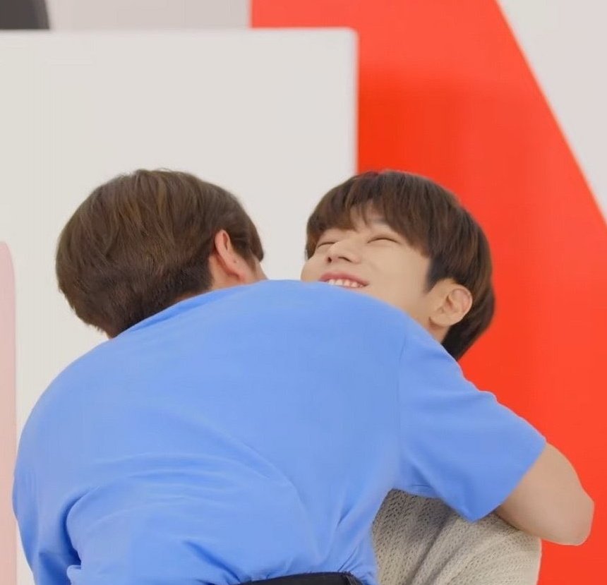 ช่วยด้วยครับ อยู่ดีๆพี่เค้าก็วิ่งมากอดผม