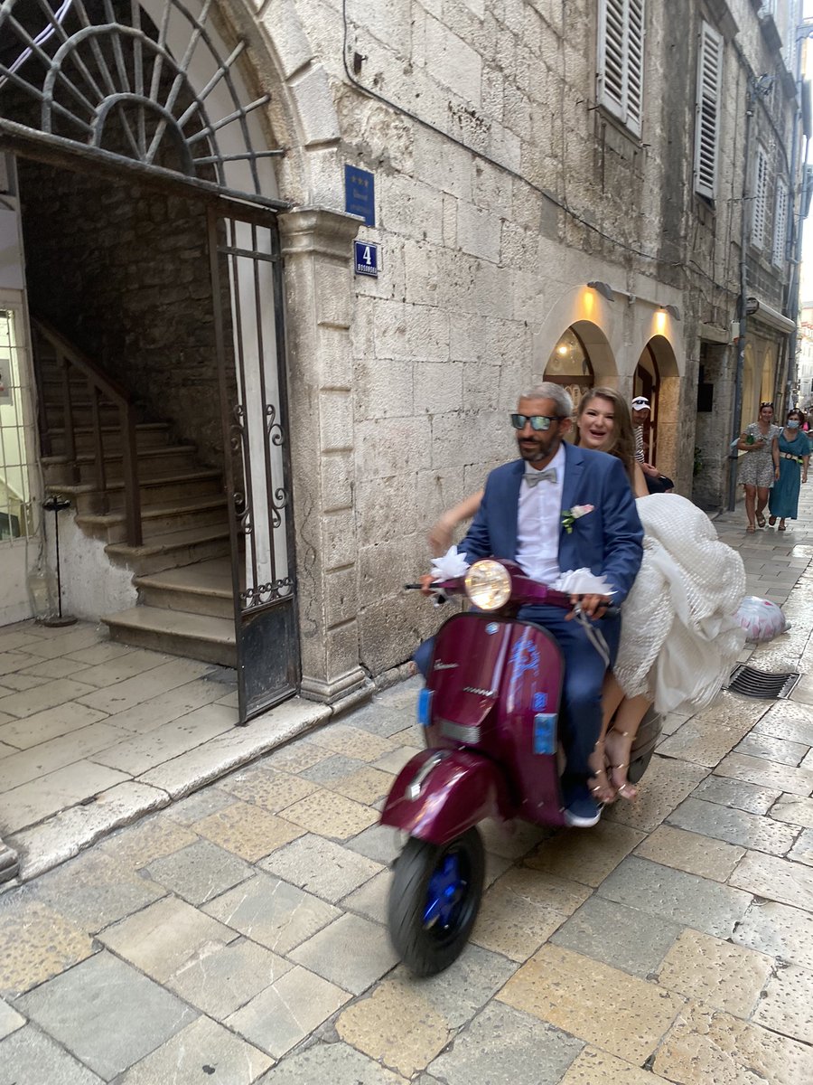 poshtitspinkyup's tweet image. I don’t know who this couple are but they need to see these pictures, Twitter dae yer thing x