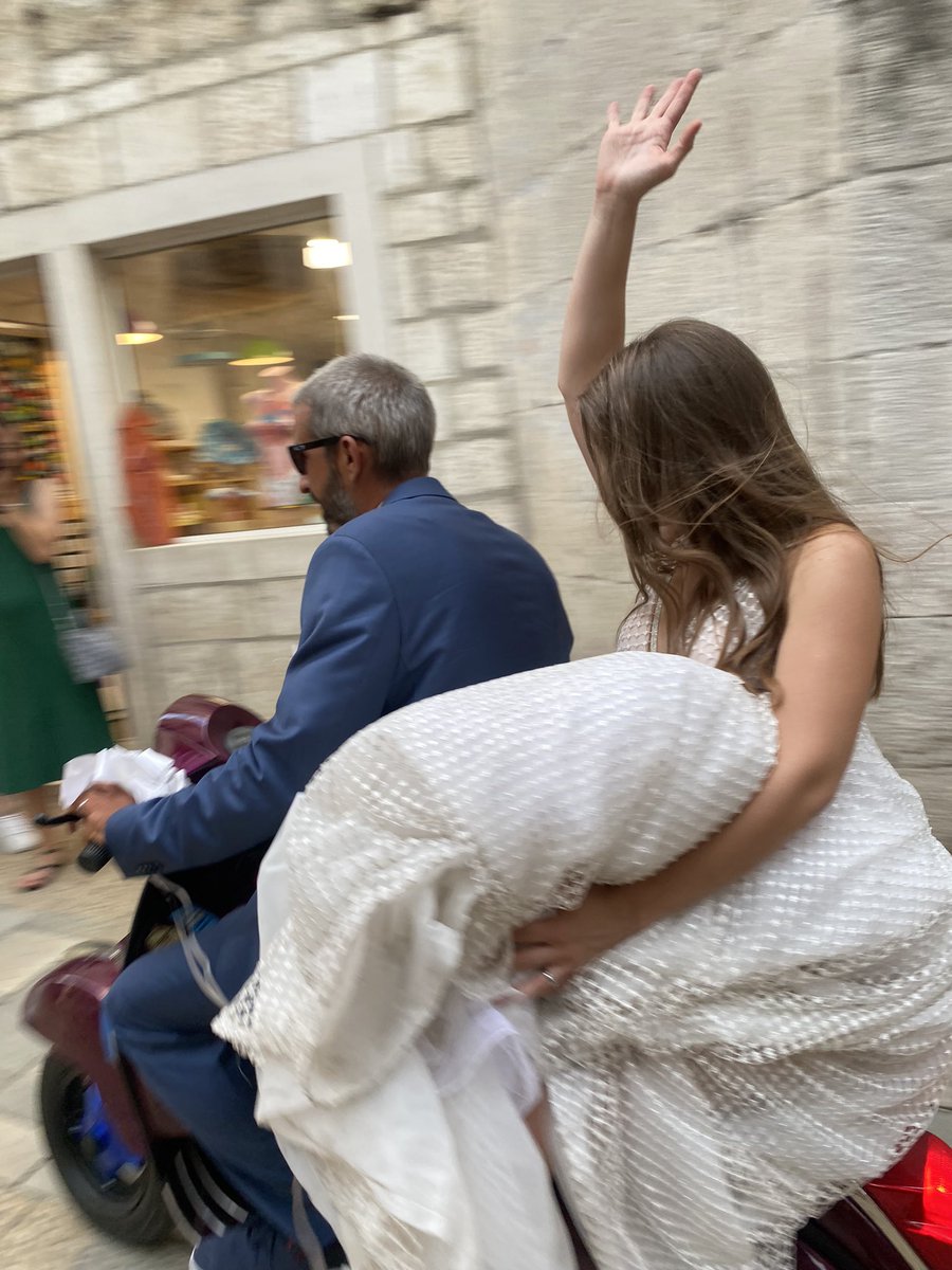 poshtitspinkyup's tweet image. I don’t know who this couple are but they need to see these pictures, Twitter dae yer thing x