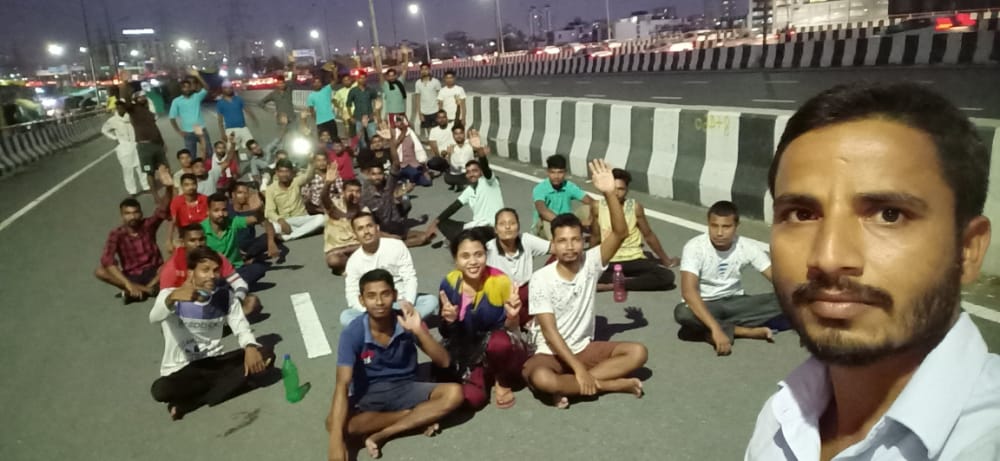 PRADEEPPATEL06's tweet photo. सरफ़रोशी की तमन्ना,अब हमारे दिल में है।
देखना है ज़ोर कितना,बाज़ू-ए-क़ातिल में है।
है लिए हथियार दुश्मन ताक में बैठा उधर,और हम तैयार हैं सीना लिए अपना इधर
ख़ून से खेलेंगे होली अगर वतन मुश्क़िल में है।
सरफ़रोशी की तमन्नाअब हमारे दिल में है। 🇮🇳🤝💪🏻👨🏻‍✈️👩🏻‍✈️
#SSCGD2018 
@rashtrapatibhvn https://t.co/hkXOSn1KAO