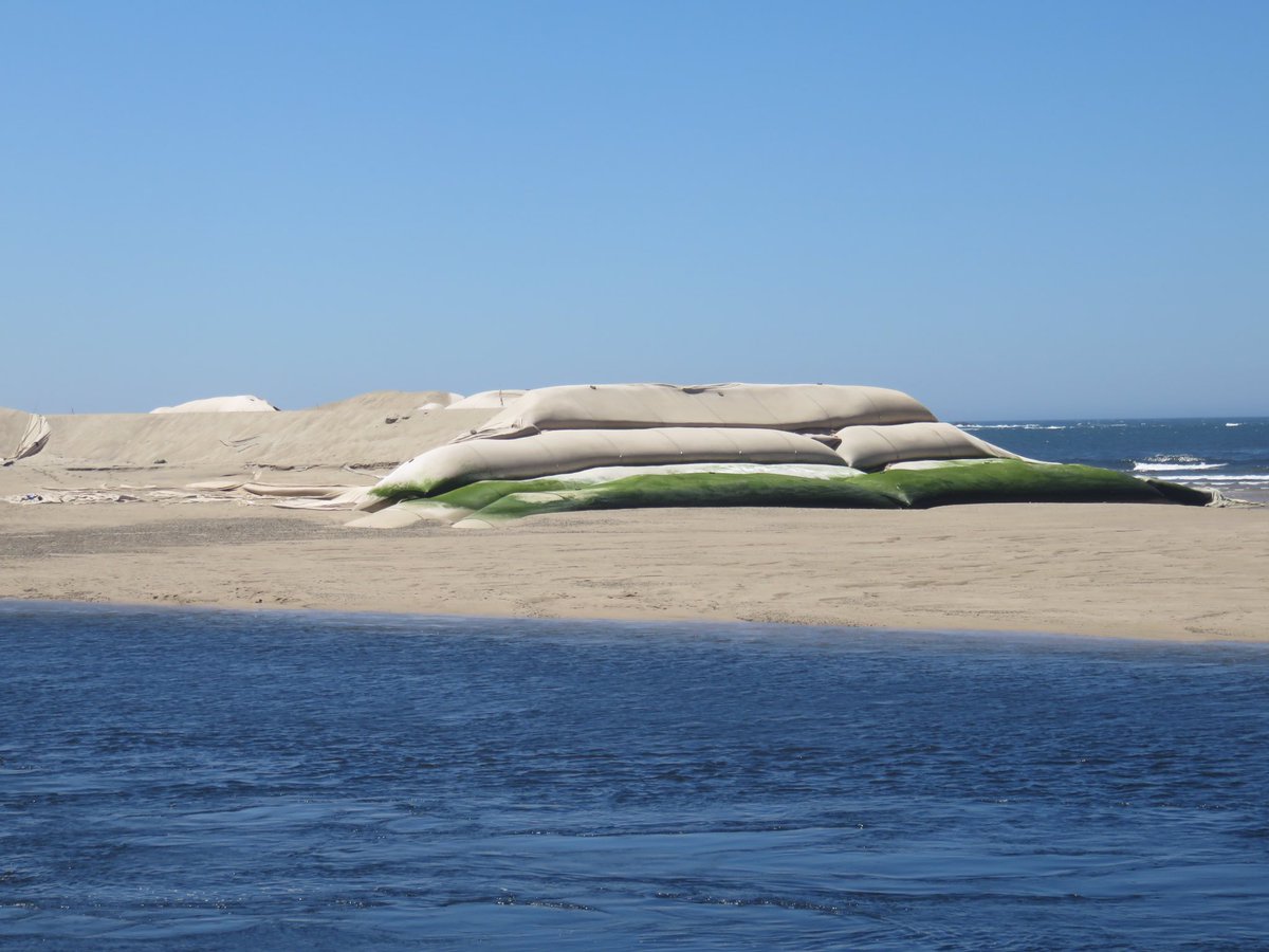 RobertoTomasJov's tweet photo. Geocontenedores de suelo encapsulado para mitigación de la erosión. Están constituidos por un geotextil de alta resistencia que es rellenado con arena o material de dragado. #erosion #geotextil #costa https://t.co/UUg768yCQg