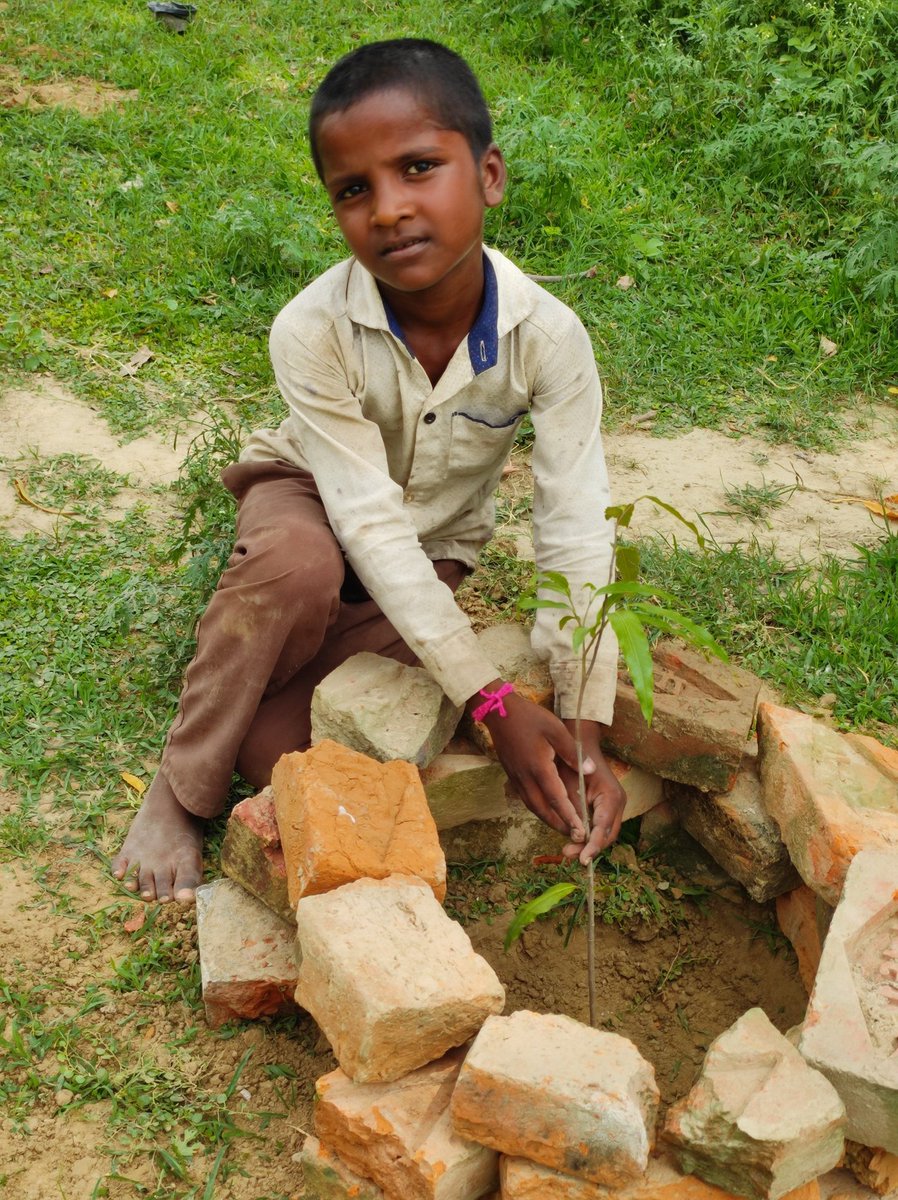 GarimasinghCha2's tweet photo. 🌳#प्रकृति_मित्र 🌳 #nature_friend🌳
सचिन (विद्यार्थी कक्षा-४)
प्राथमिक विद्यालय चंद्रवल किशनपुर
मैथा, कानपुर देहात
@shikshansamvad
@RedTapeMovement 
@teachersclubup @UNEP @UNBiodiversity @ipbes @eriksolheim
साभार : मिशन शिक्षण संवाद प्रकृति मित्र परिवार https://t.co/9v5tI4uTds