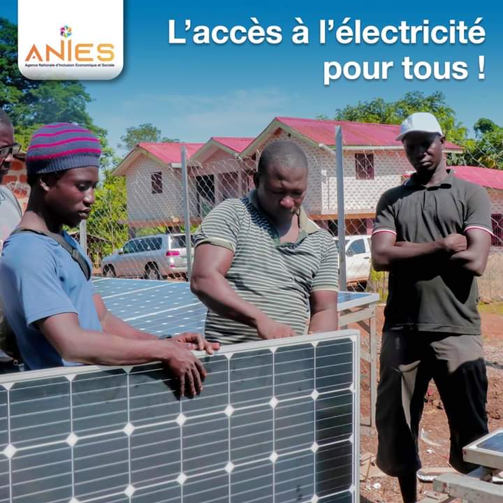 Parce que l’accès à l’électricité est primordial pour tous les ménages, l'ANIES a procédé à la fourniture et à l’installation d’équipements d’électrification (mini réseau) à Matakan. 
Cette phase d’électrification se poursuit, avec les districts de Woro (Beyla), <a href="/PrimatureEco/">Primature Économie</a>