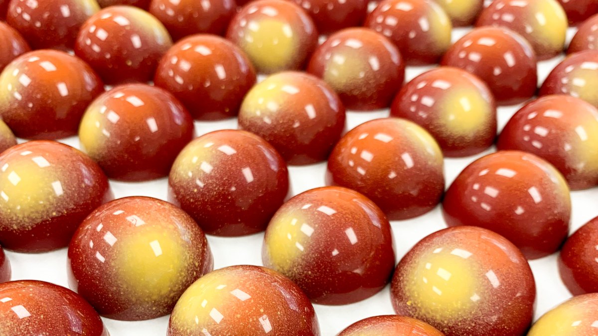 Skip the drink preparation – all the flavours of a Tequila Sunrise are already in this bite-sized beauty 🍹