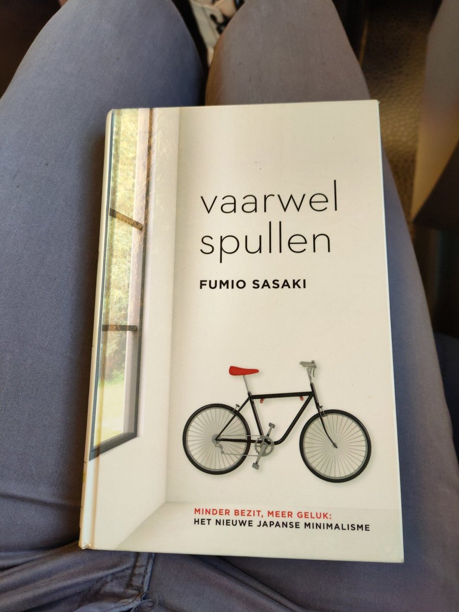 Ik las vandaag dit boek..ik ben gek op boeken over opruimen en minimalisme...wil meteen mijn halve huisraad er weer uitgooien vanavond! Heerlijk, minder leven voor je spullen, meer voor je ervaringen.