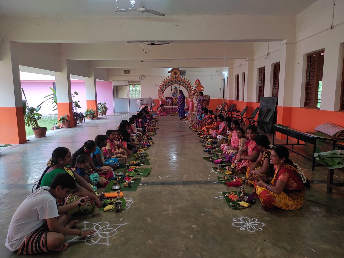 AshramTN's tweet photo. Karumandhurai vanavsi seva kendram..Adi velli thiruvilakku poojai...36 vilakkugal https://t.co/NE9eDqPl1H