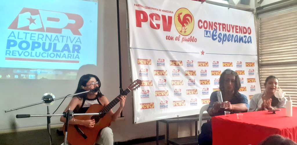 AprCaracas's tweet photo. #AHORA 🎭| #13Agosto

📌 Cierre cultural a cargo de la camarada @PaolaKatari del Encuentro Nacional de Mujeres de la #AlternativaPopularRevolucionaria realizado en el @TCantaclaro ubicado en #Caracas. 

#MujeresAPR 👊 
#MujeresEnLucha 👷‍♀️ https://t.co/IZfZUwbXtg