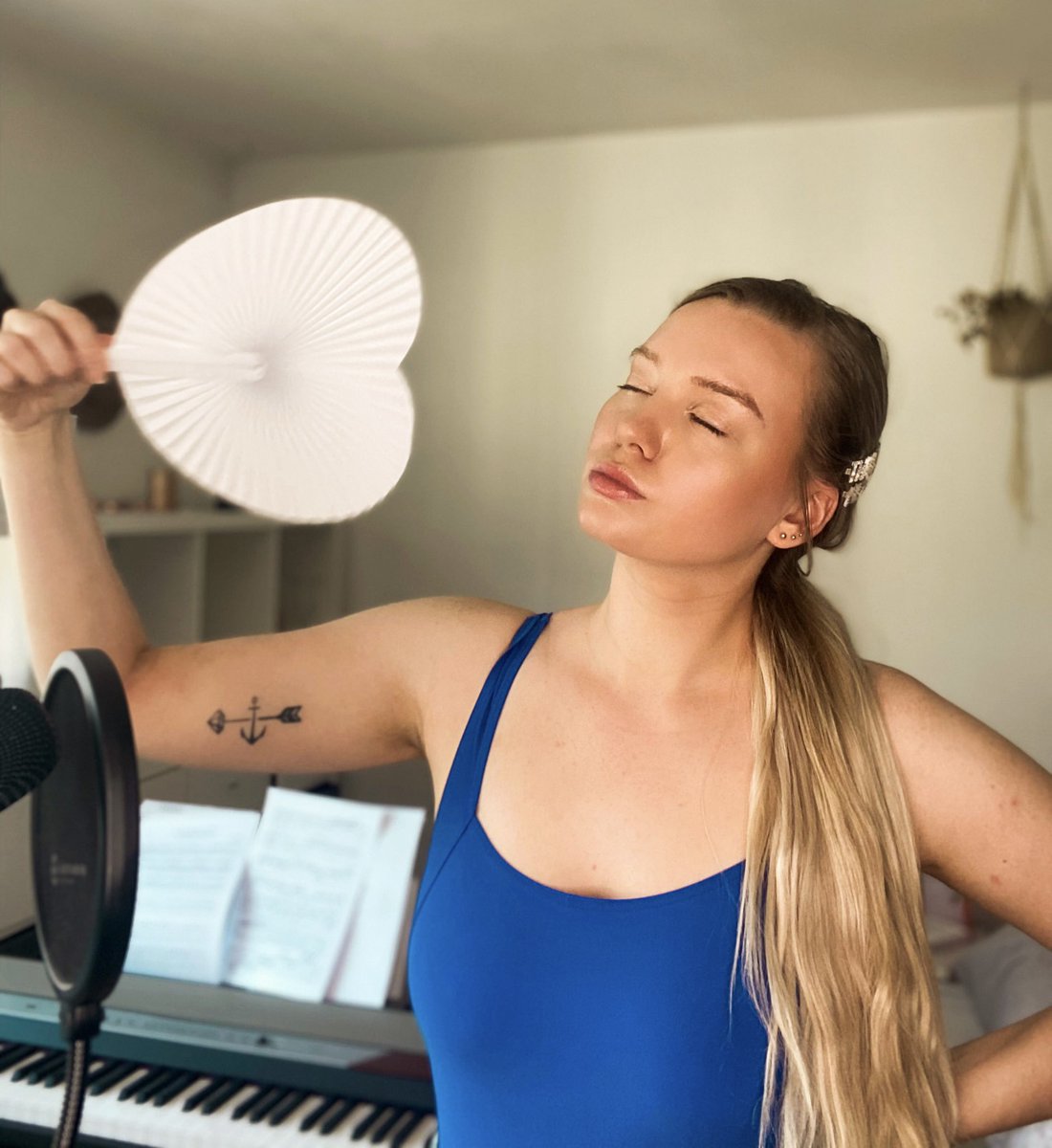 lori_wav's tweet image. 31 Grad. Da biste froh, einfach im #Badeanzug durch die Bude zu laufen. Richtig Glück hast du auch, wenn du noch n #Fächer irgendwo rumfliegen hast wie ich. 😂🦋 Egal, Sonne ist fein und es gibt jetzt Tomate-Mozzarella-Salat. Schönen #Freitag!