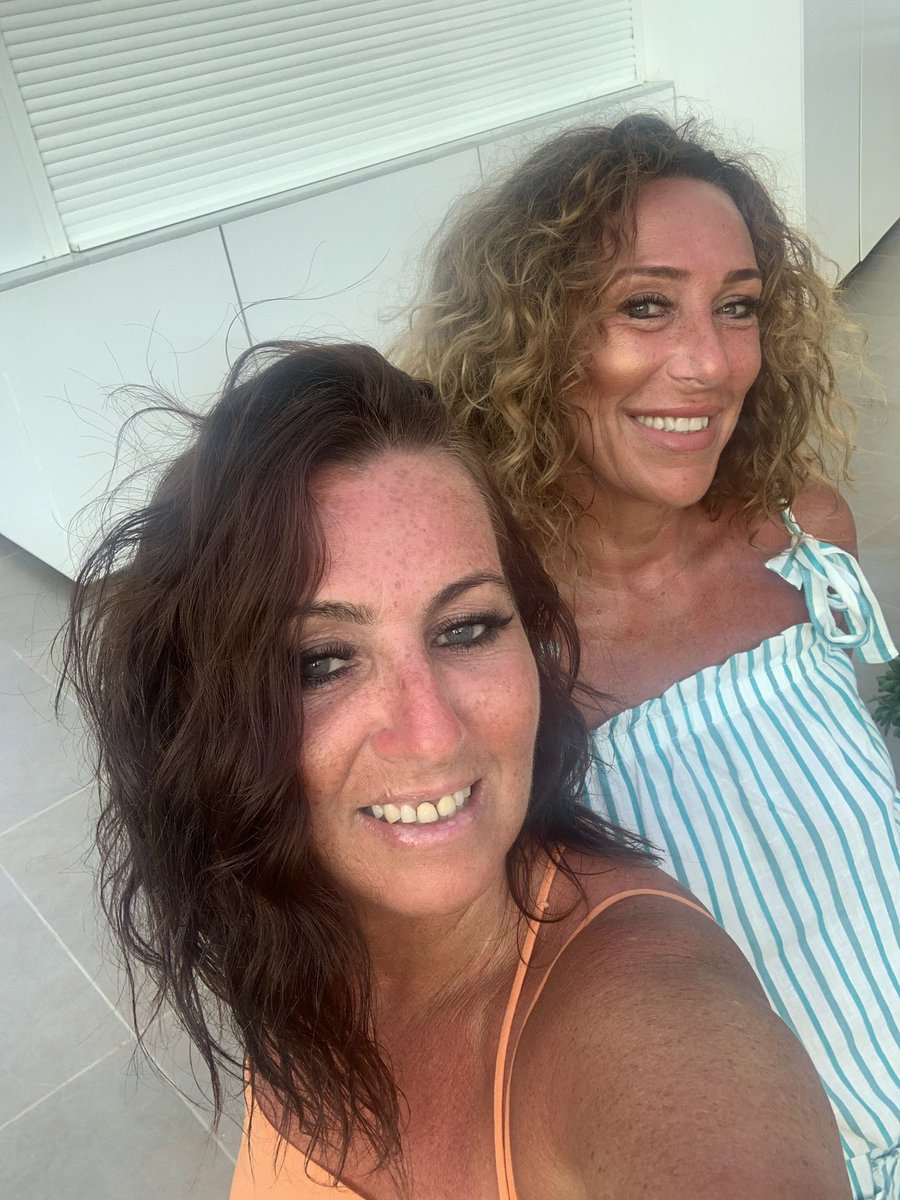 LouiseWeight's tweet photo. #benidorm #girls #fun #drink #sun https://t.co/dvrBJvdkLz
