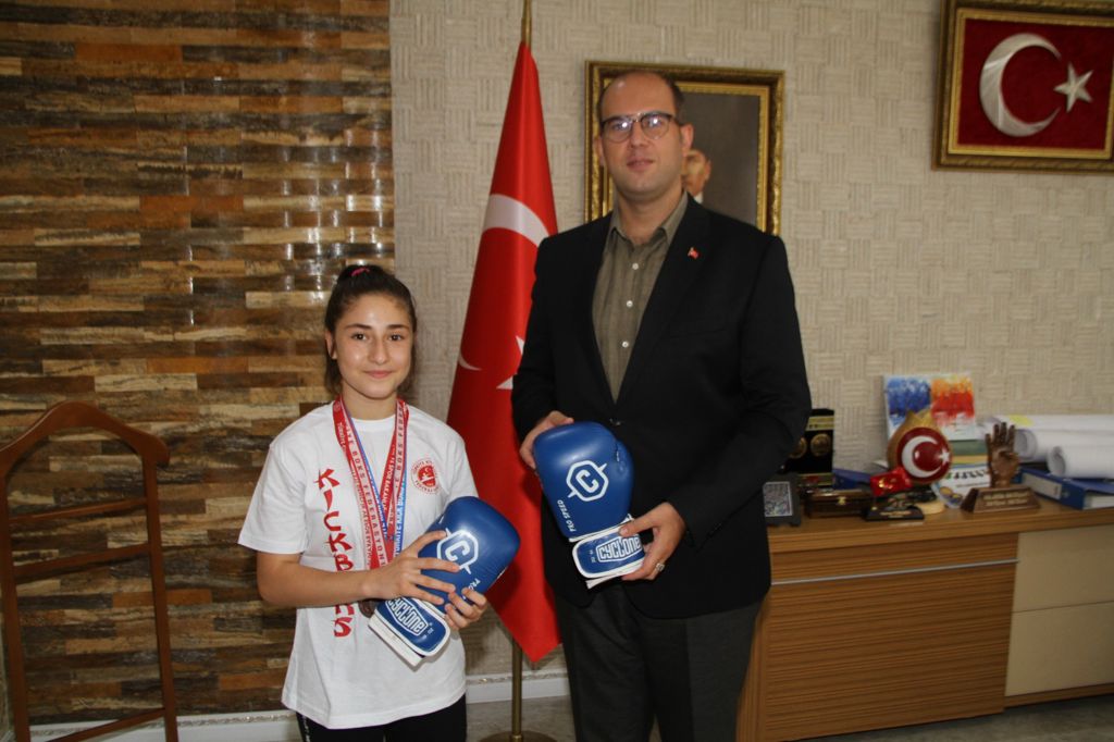 BismilHem's tweet photo. Bismil Kaymakamlığı ve Bismil Belediyesinin sporculara maddi ve manevi desteği devam ediyor.
İlçe Kaymakamımız Sayın @hamzatrkmn , Erkan Durak üst minik boks şampiyonasında 3. Olan Bismil Halk Eğitimi Merkezi sporcusu  Hilal CAYNAK’a çeyrek altın hediye etti.
@munirkaraloglu https://t.co/xguRTXCAFE