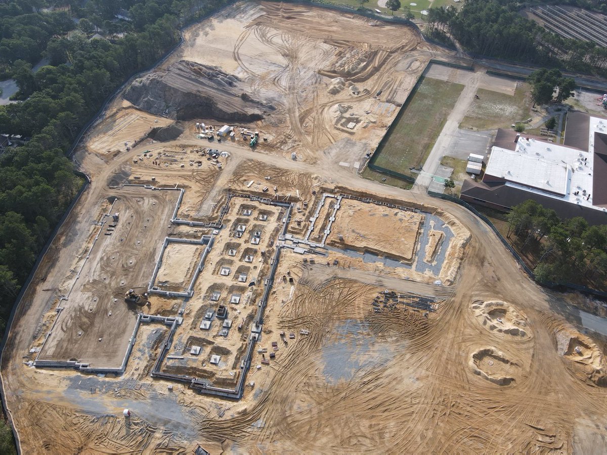 #CommodoreBuilders shared bird's eye view of progress at Mattacheese Dennis-Yarmouth Intermediate Middle School. #PerkinsEastman is prime; CDW is providing civil engineering support. Doors slated to open Fall 2022.
