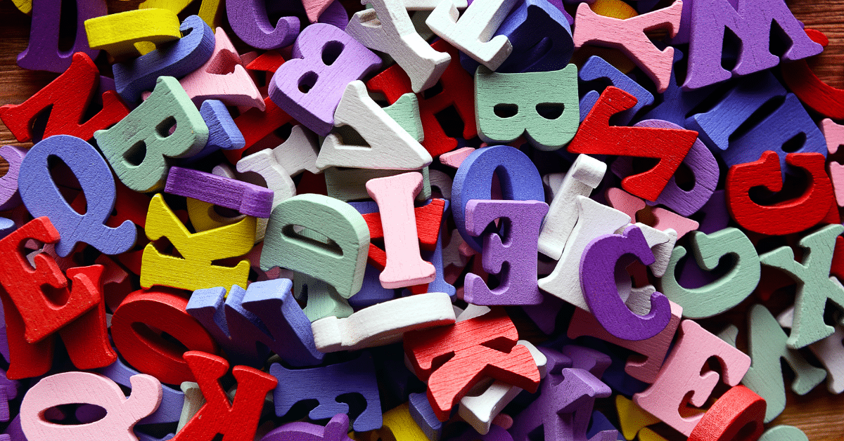 много букв про много букв. деревянные буквы алфавит. разбросанные буквы. очень много букв. кучка букв на прозрачном фоне.