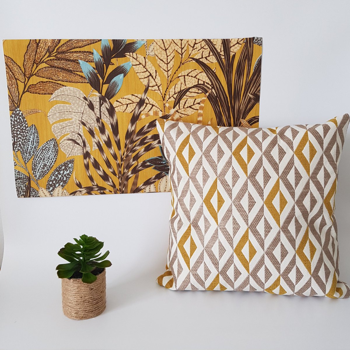 Jaune, vous avez dit JAUNE ! #madeinFrance #créationsartisanales #lesptitscoussins #coussin #decoration lesptitscoussins.fr/la-boutique/co…