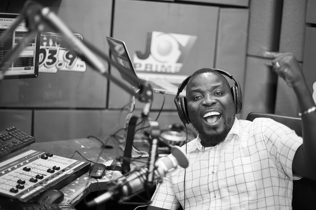 TabuuYaw's tweet photo. #TGIF with @DrpoundsDw33t3 on radio π₯ π₯ tune in let's partyyyy!! #HitzHighTable @Hitz1039FM @DJYAWUZY1 @DjayGunshot @sergiomanucho1 tune is let's enjoy good music back to back π₯ π₯ https://t.co/PispOR1xgR