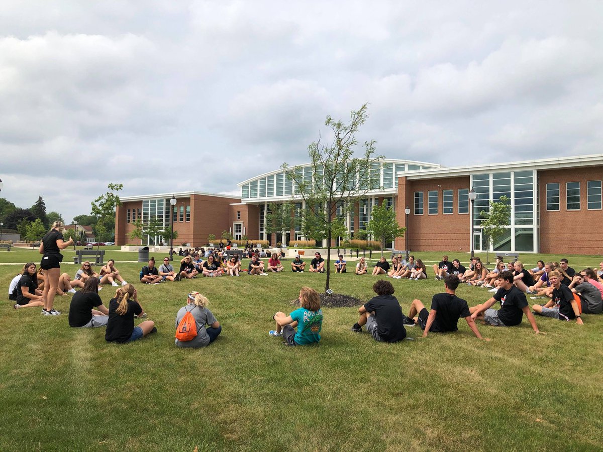 ufindlay's tweet photo. 🎶 Getting to know you, getting to know all about you 🎶 
#OilerIcebreakers #OrientationWeekend #ufindlay #freshmen https://t.co/SAZb3JLtL3