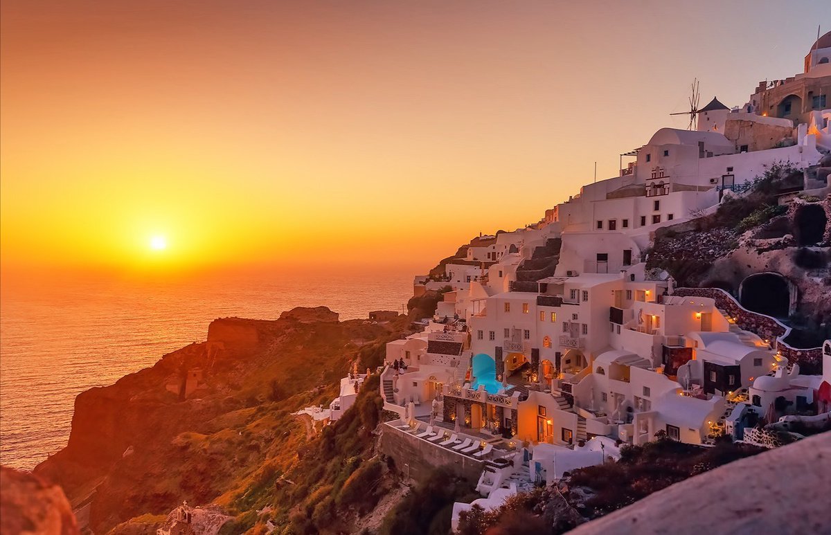 Sunset over the village of Oia in Santorini Island. Greece 🇬🇷💙🧡